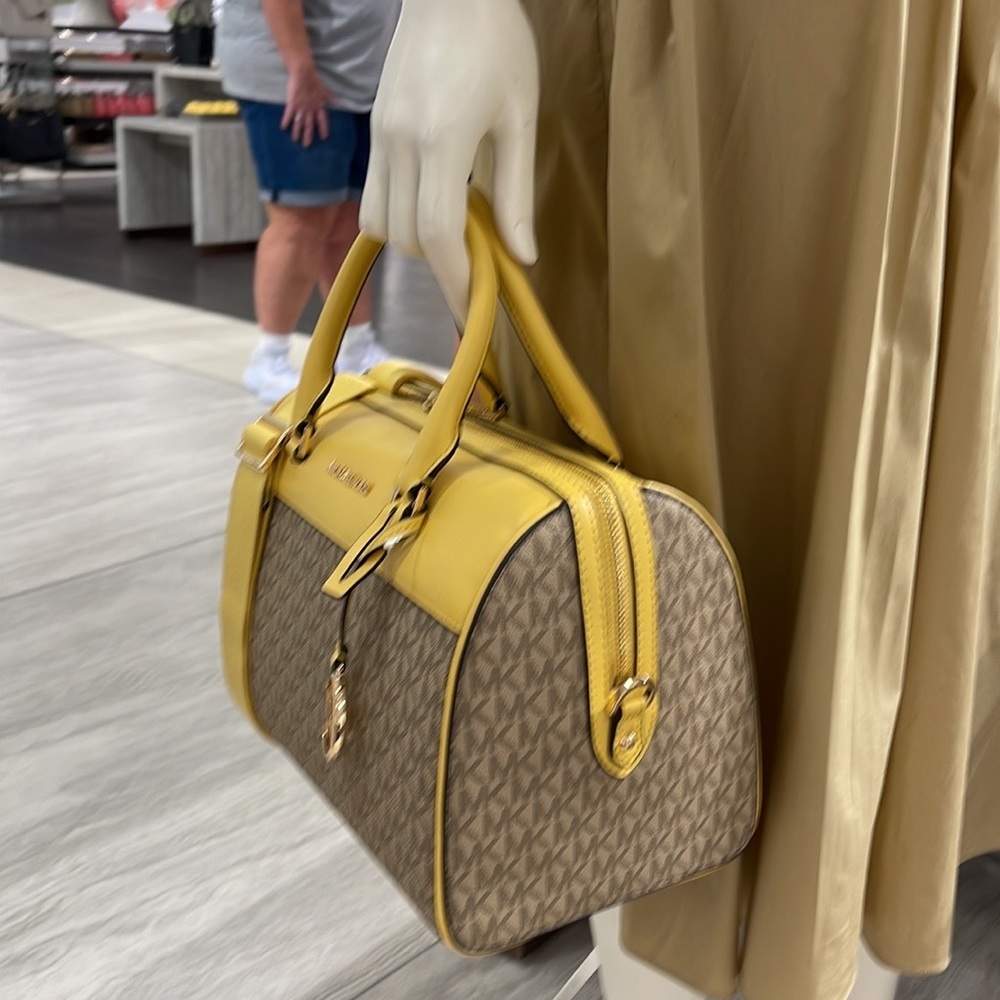 Michael Kors med Duffel Travel Leather/Coated
35S2GTFU2B
DAFFODIL
MD DUFFLE
NWT - Picture 13 of 16